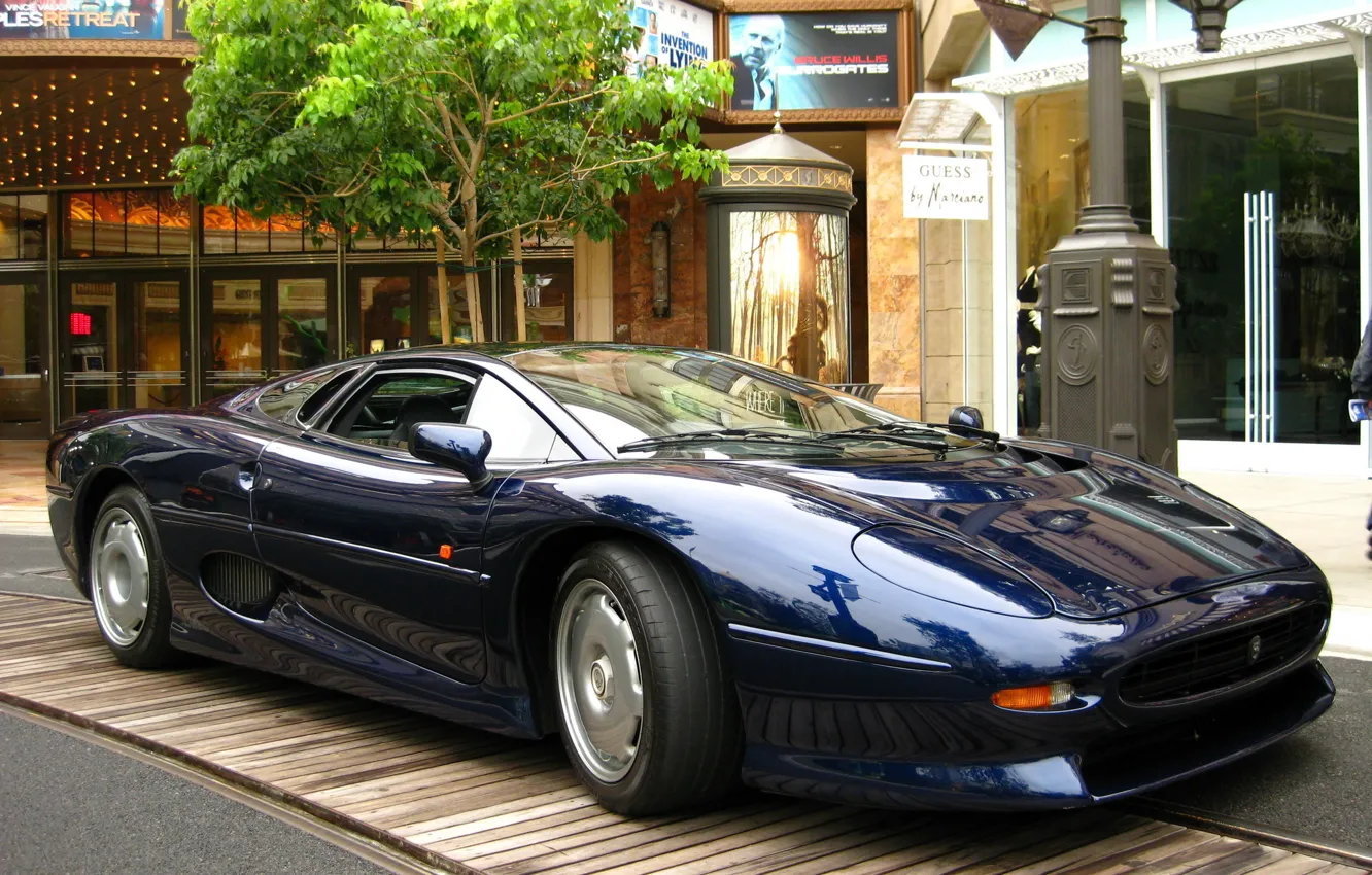 Фото обои машина, синий, дерево, улица, спортивная, jaguar, xj 220, дома .