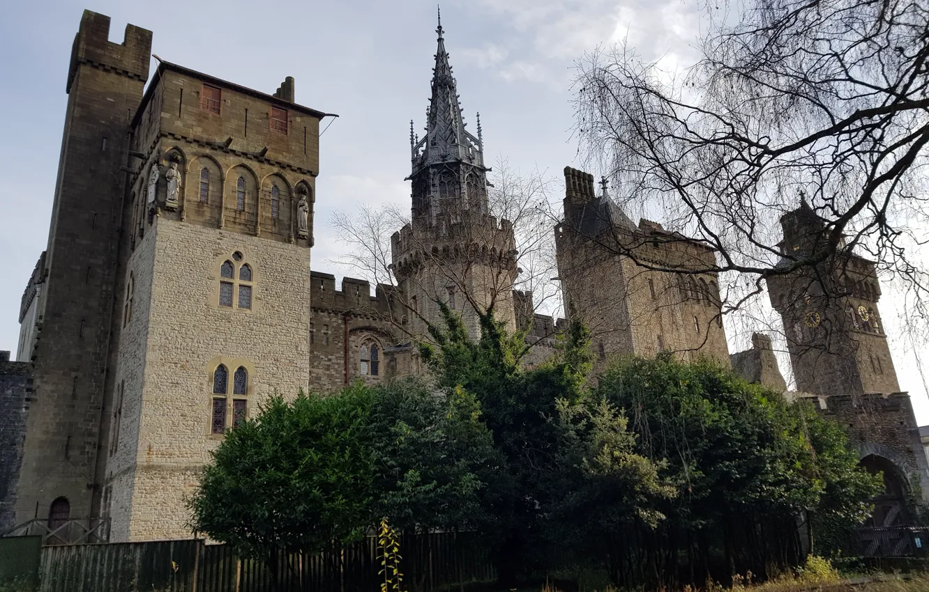 Фото обои небо, облака, деревья, Уэльс, Wales, замок Кардифф, средневековая архитектура, Cardiff Castle