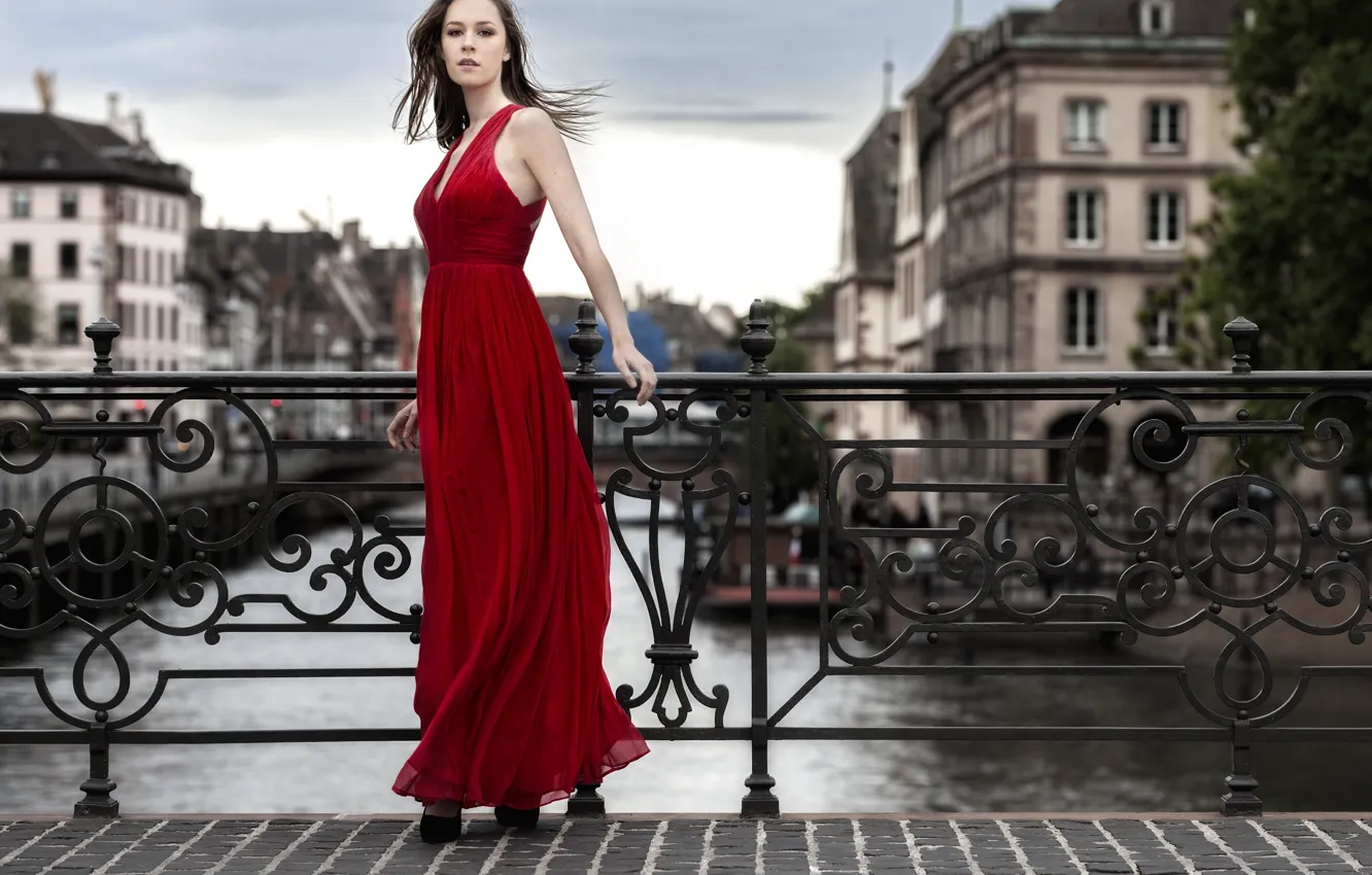 Фото обои мост, стиль, модель, платье, красное платье