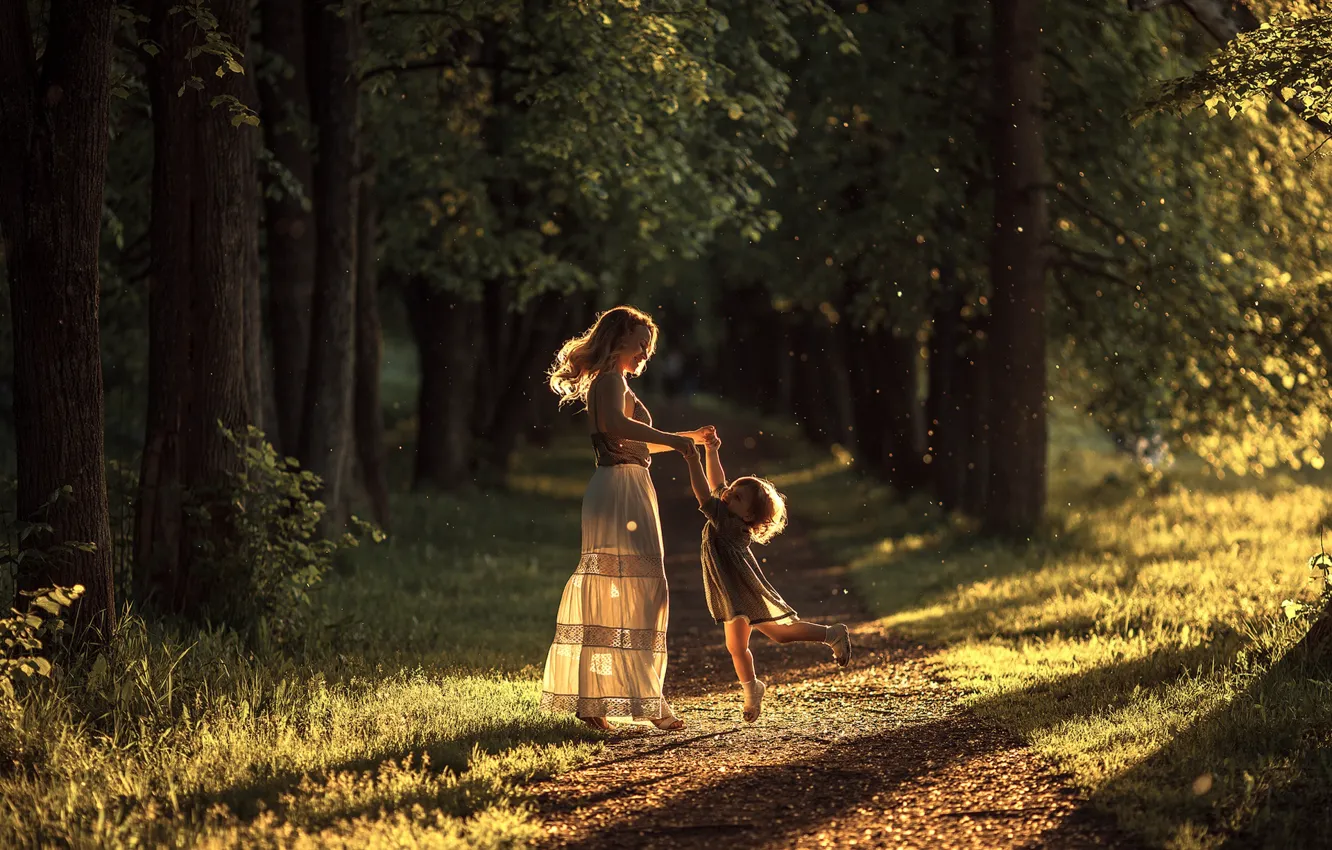 Фото обои лес, настроение, женщина, ребенок, танец, девочка, счатье, материнство