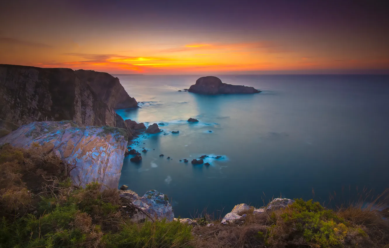 Фото обои море, небо, облака, закат, горы, скалы, растение