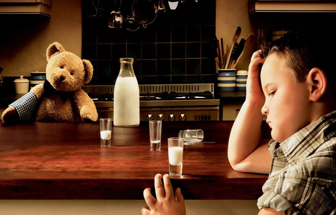 Фото обои грусть, ребенок, медведь, молоко