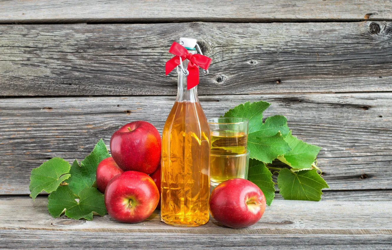 Фото обои стакан, яблоки, бутылка, сок, листики