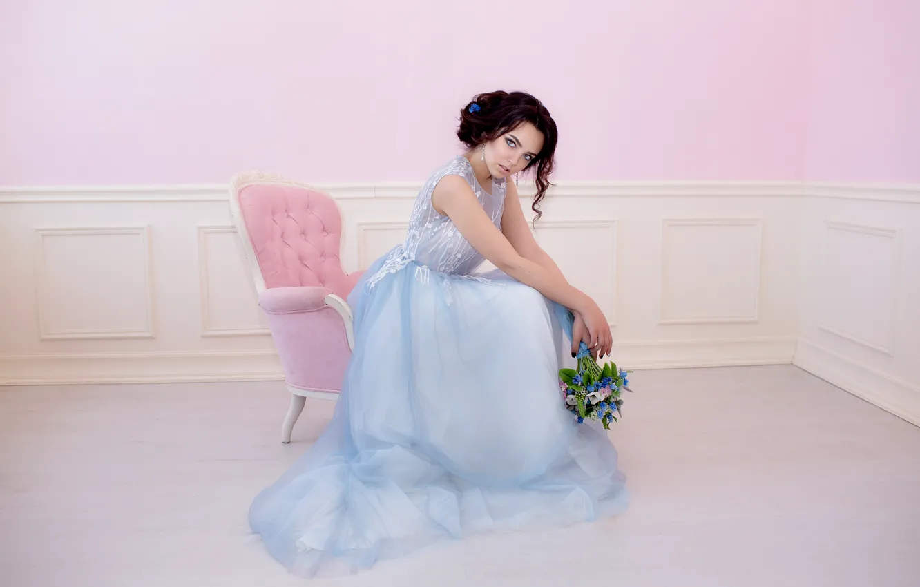 Фото обои девушка, цветы, платье, брюнетка, прическа, красотка, сидит, в кресле