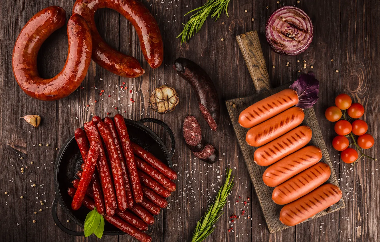 Фото обои сосиски, лук, помидоры, колбаса