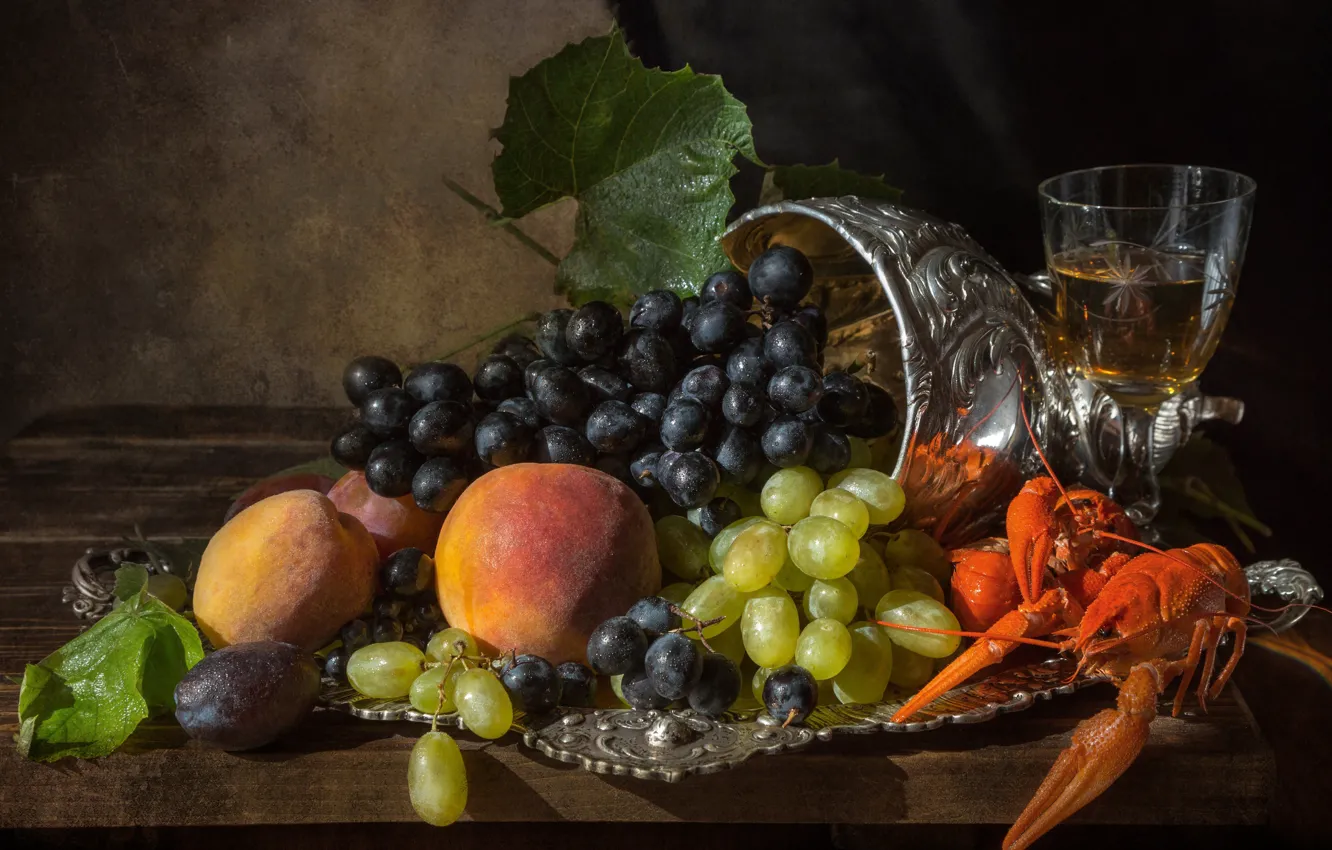 Фото обои бокал, виноград, фрукты, натюрморт, персики, поднос, раки