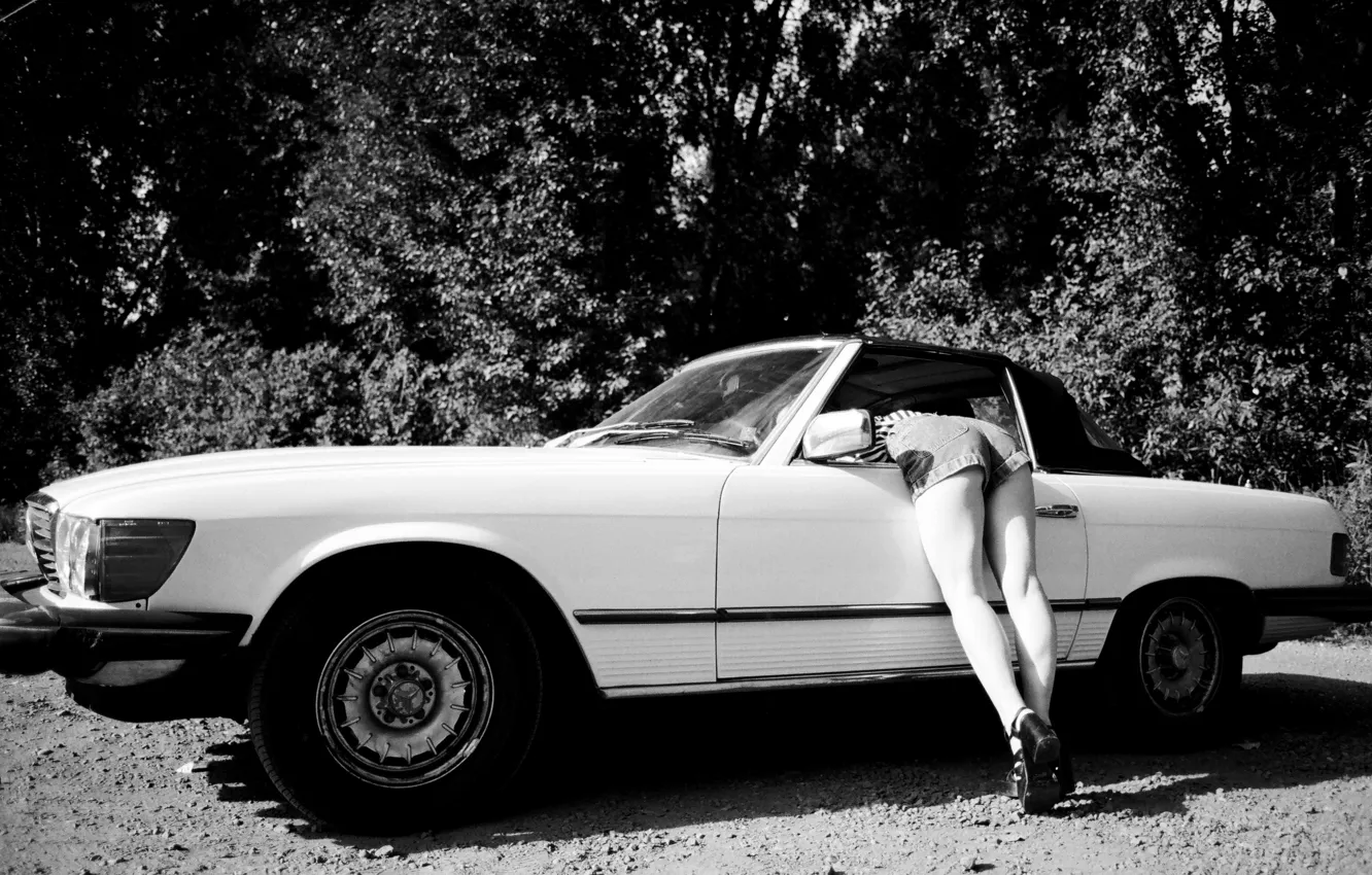 Фото обои car, Mercedes-Benz, Mercedes, girl, shorts, legs, trees, woman
