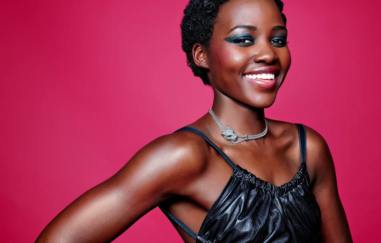 Фото обои девушка, улыбка, актриса, черная, афро, lupita nyong'o