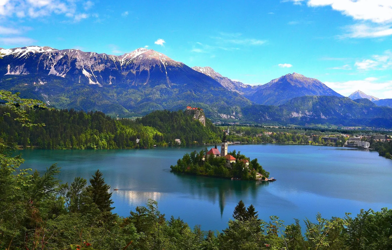 Фото обои деревья, горы, озеро, остров, дома, церковь, Словения, Блед