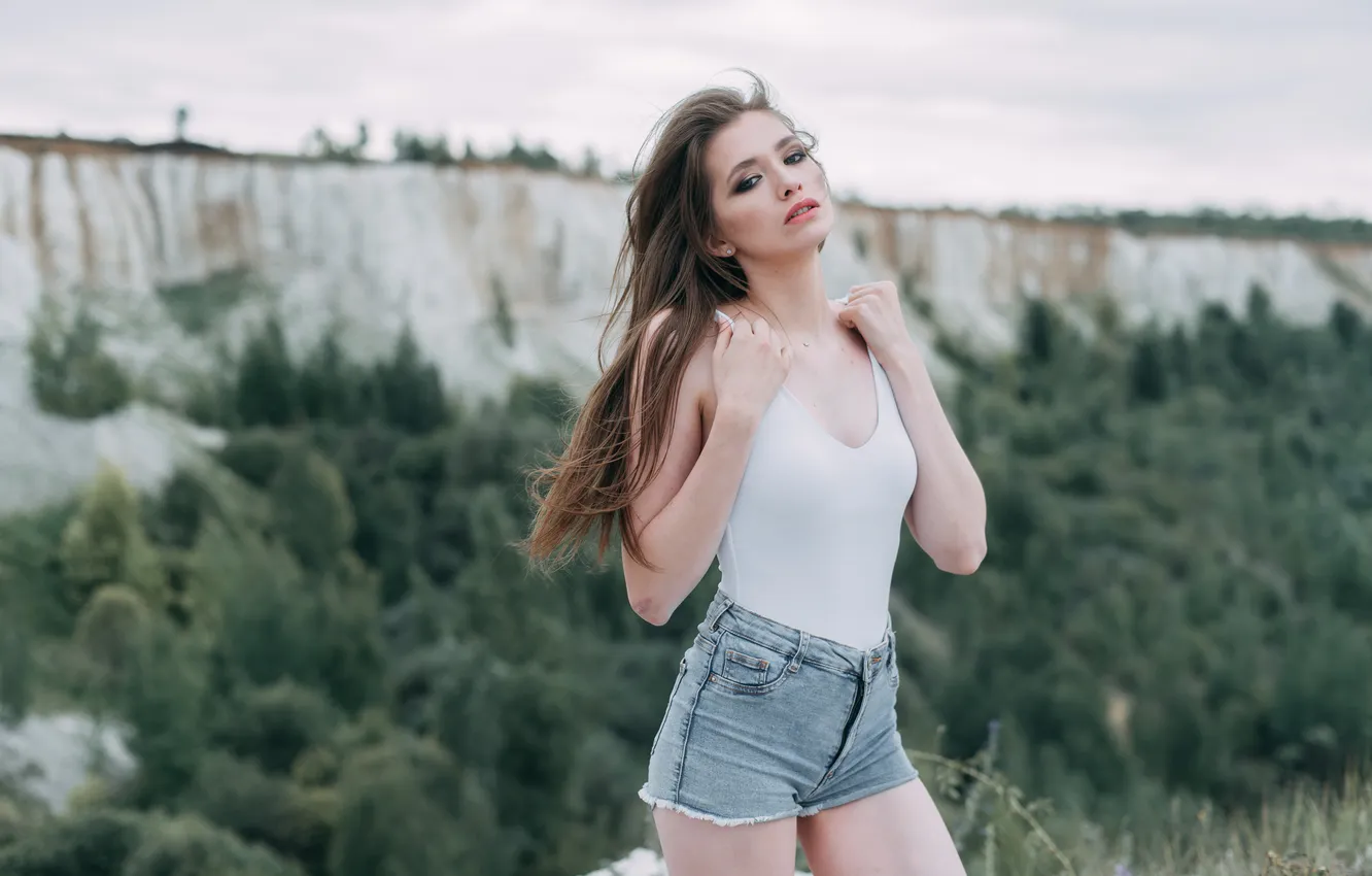 Фото обои shorts, woman, beautiful, model, pretty, jeans, long-haired, tank top