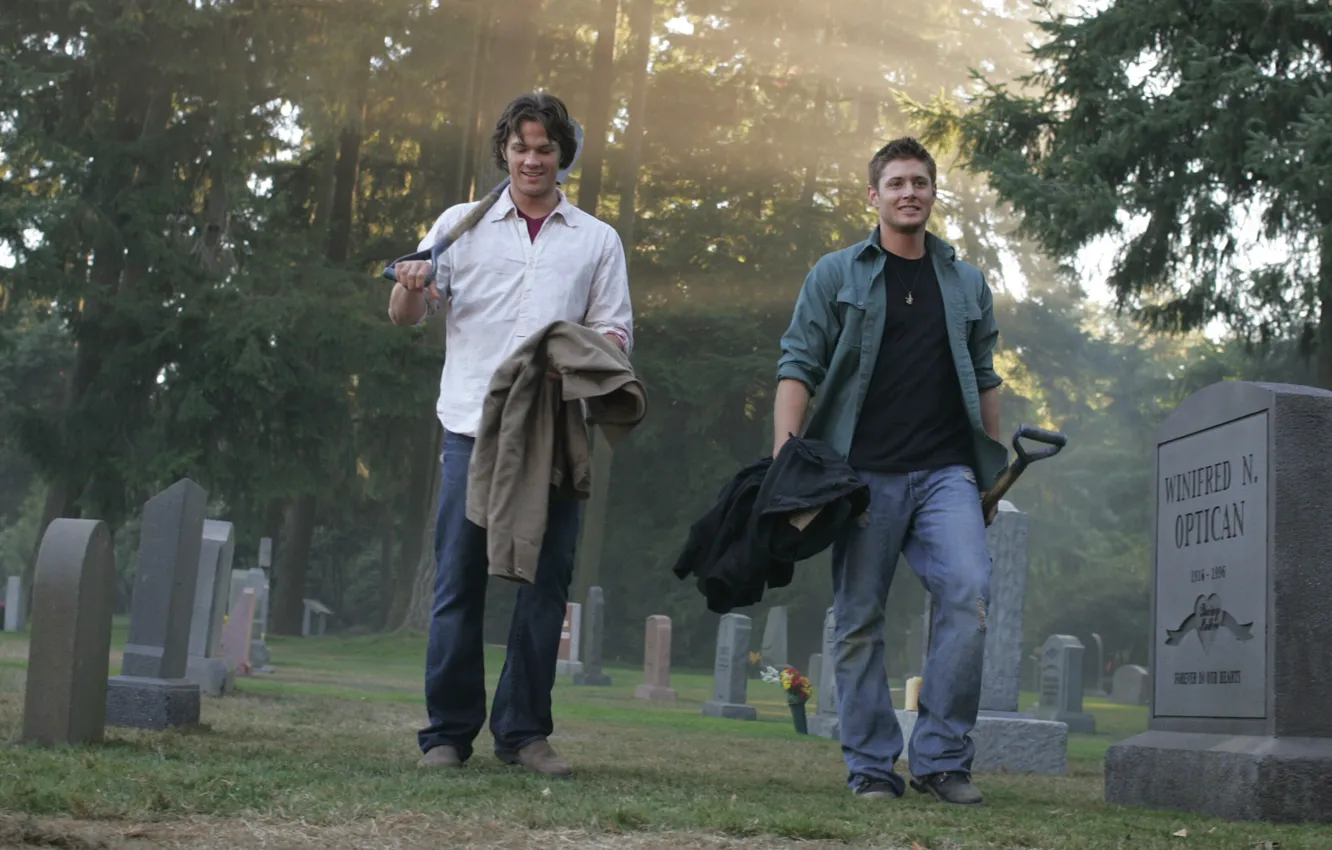 Фото обои улыбка, кладбище, сериал, парни, мужчины, сверхъестественное, сэм, supernatural