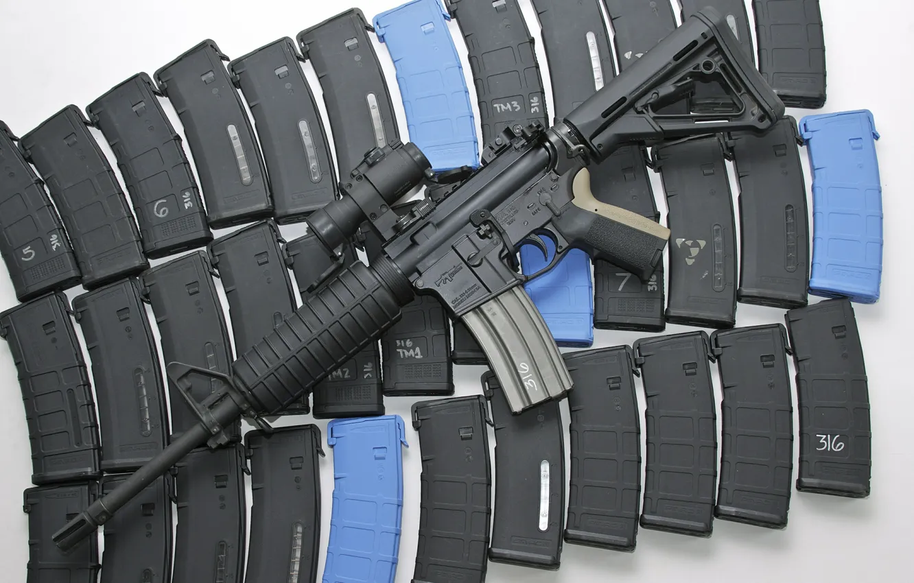 Фото обои оружие, автомат, магазины, AR-15, штурмовая винтовка