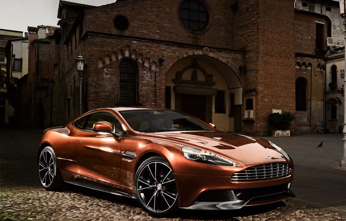 Фото обои фон, Aston Martin, здание, суперкар, передок, Астон Мартин, красивая машина, AM 310