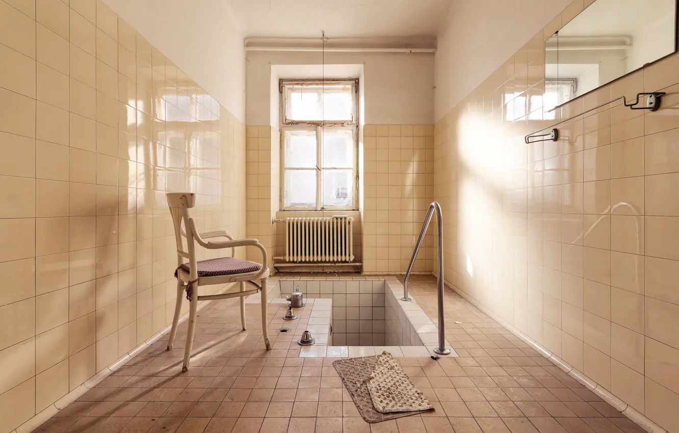 Фото обои chair, window, sunlight, bathroom, abandoned, mirror, carpet, tub
