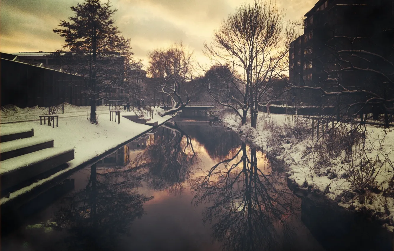 Фото обои вода, снег, деревья, мост, город, серость, дома, вечер