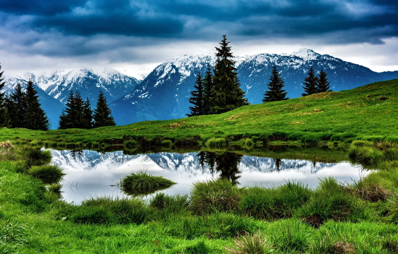 Фото обои лес, небо, горы, тучи, озеро, отражение