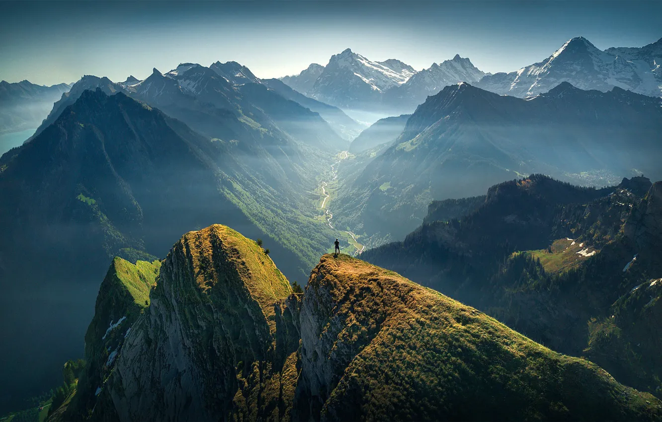 Фото обои лес, небо, солнце, горы, скалы, человек, высота, Швейцария