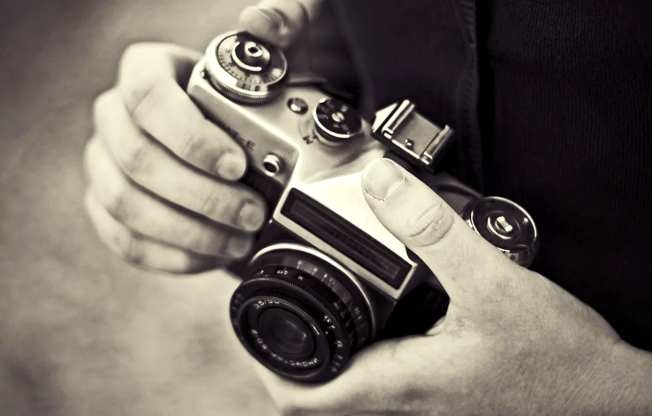 Фото обои фото, фон, обои, чёрно-белое, руки, фотоаппарат, фотограф, картинка