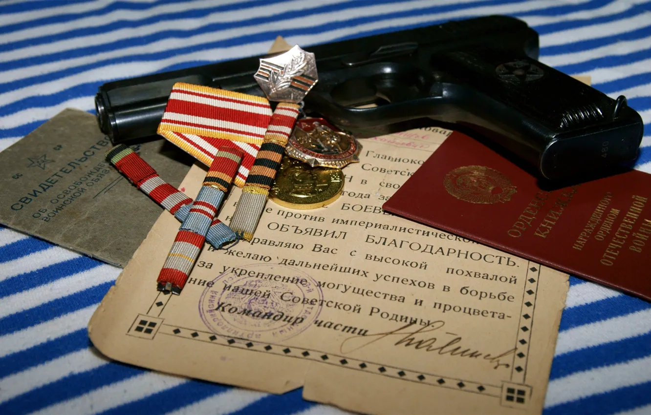 Фото обои ПИСТОЛЕТ, НАГРАДЫ, СВИДЕТЕЛЬСТВО, МЕДАЛЬ, УДОСТОВЕРЕНИЕ, КНИЖКИ