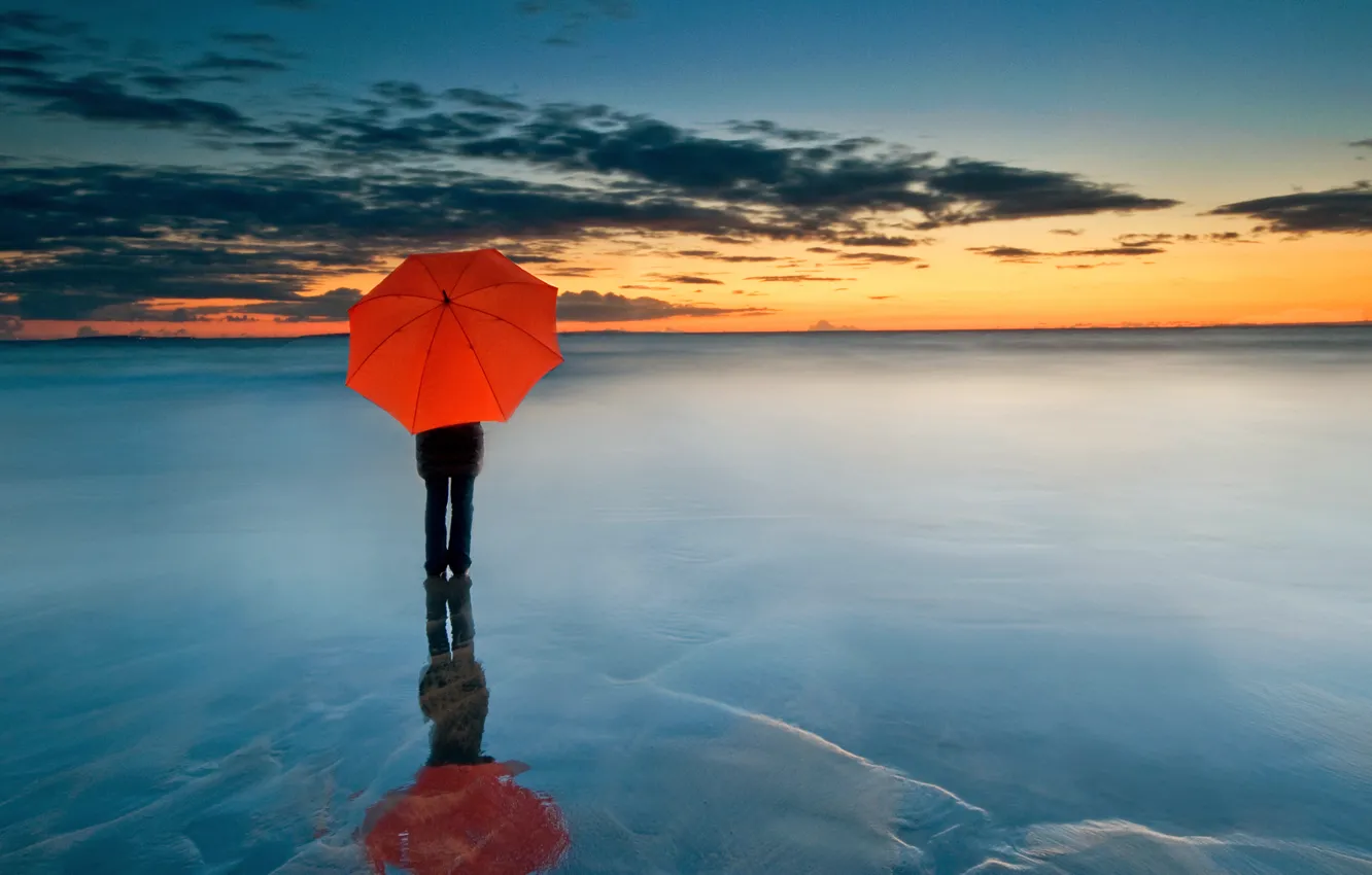 Фото обои облака, закат, человек, зонт, горизонт, красный зонтик, замерзшее море