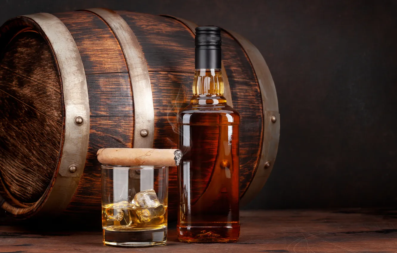 Фото обои glass, ice, whiskey, vintage, smoke, wood, bar, background