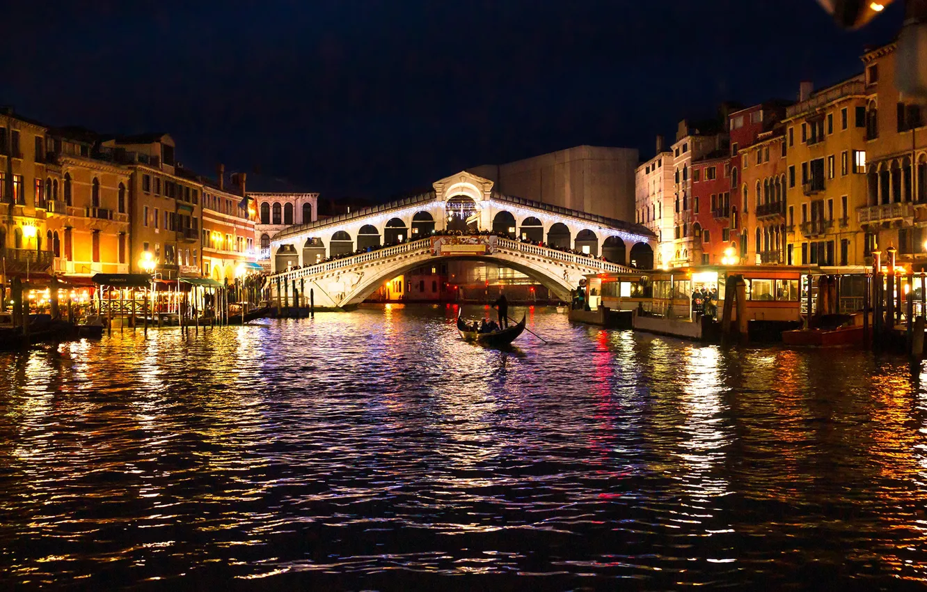 Фото обои ночь, мост, город, лодки, освещение, Италия, Венеция, канал