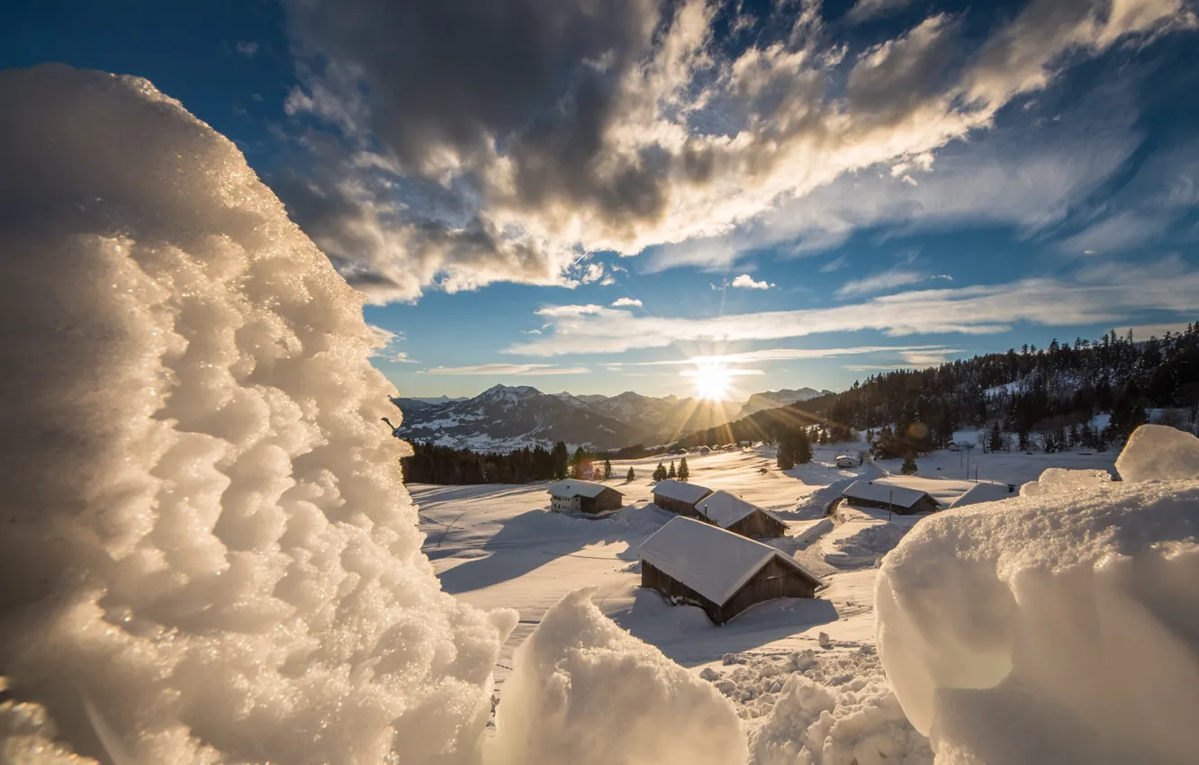 Фото обои зима, лес, солнце, облака, лучи, свет, снег, горы