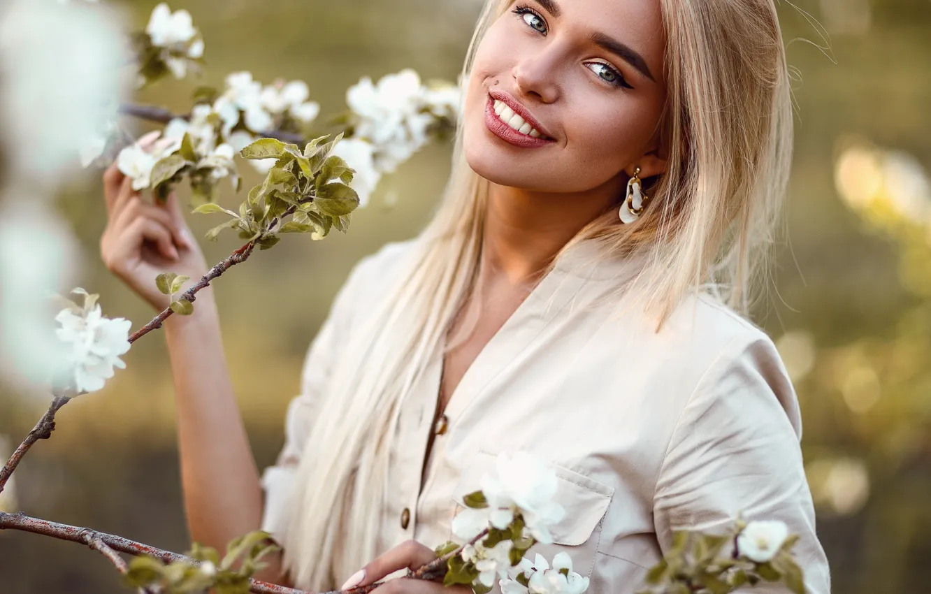 Фото обои деревья, поза, улыбка, Девушка, цветочки, Сергей Сорокин, Люба Иванова