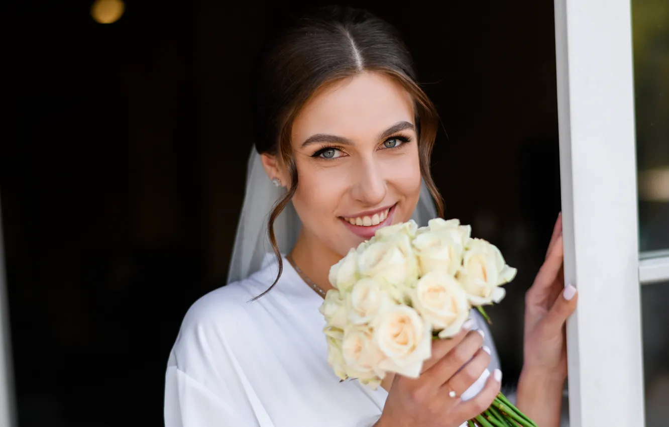 Фото обои взгляд, девушка, цветы, лицо, поза, улыбка, белое, рама