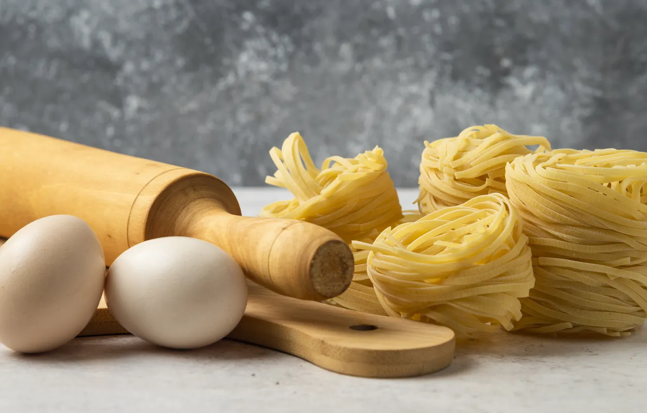 Фото обои яйца, гнездо, макароны, скалка, лапша