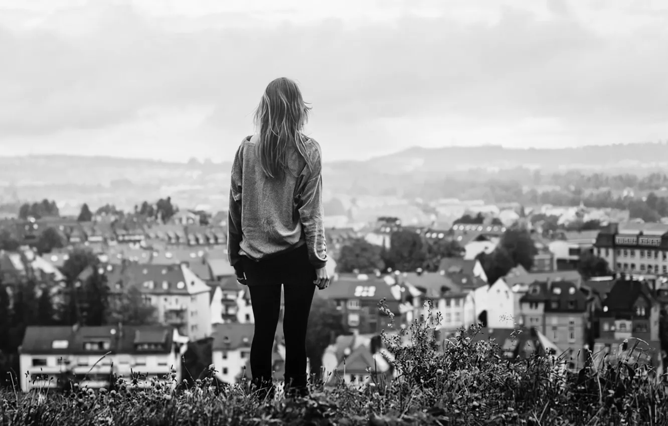 Фото обои city, black & white, girl, grass, long hair, photography, photo, photographer