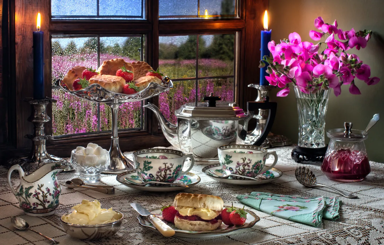 Фото обои цветы, стиль, ягоды, свечи, чайник, окно, клубника, чашки