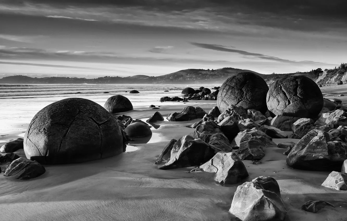 Фото обои камни, берег, черно-белая, круглые