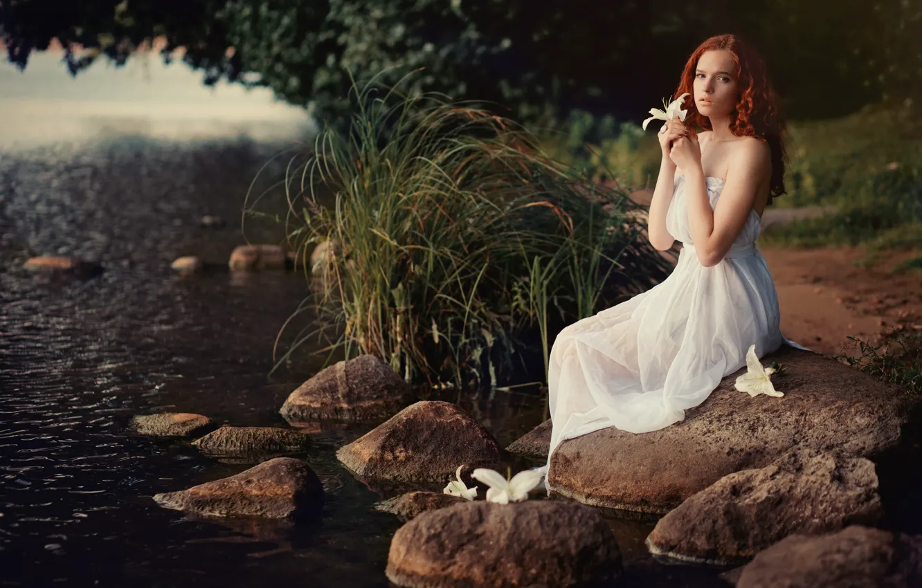Фото обои взгляд, вода, девушка, цветы, поза, река, камни, берег