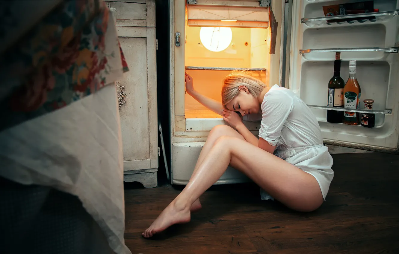 Фото обои девушка, холодильник, ножки, Андрей Васильев, Виктория Соколова