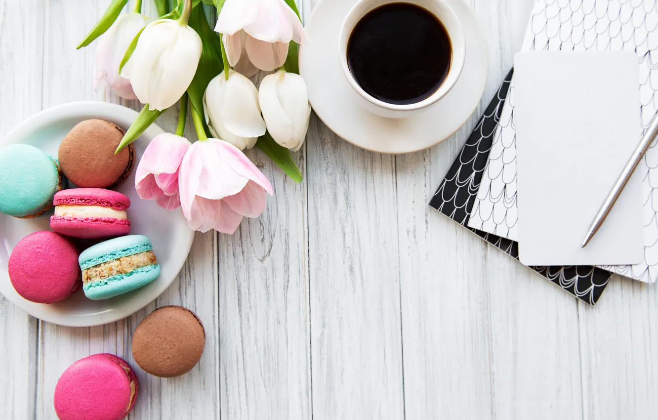 Фото обои colorful, тюльпаны, pink, tulips, coffee cup, macaroons, macaron, чашка кофе