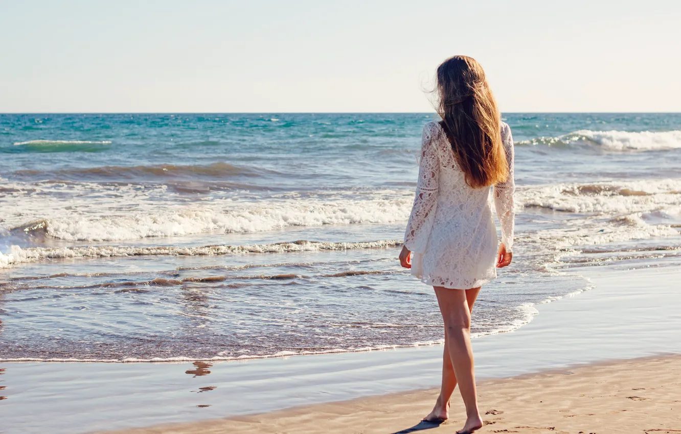 Фото обои море, девушка, поза, берег, платье