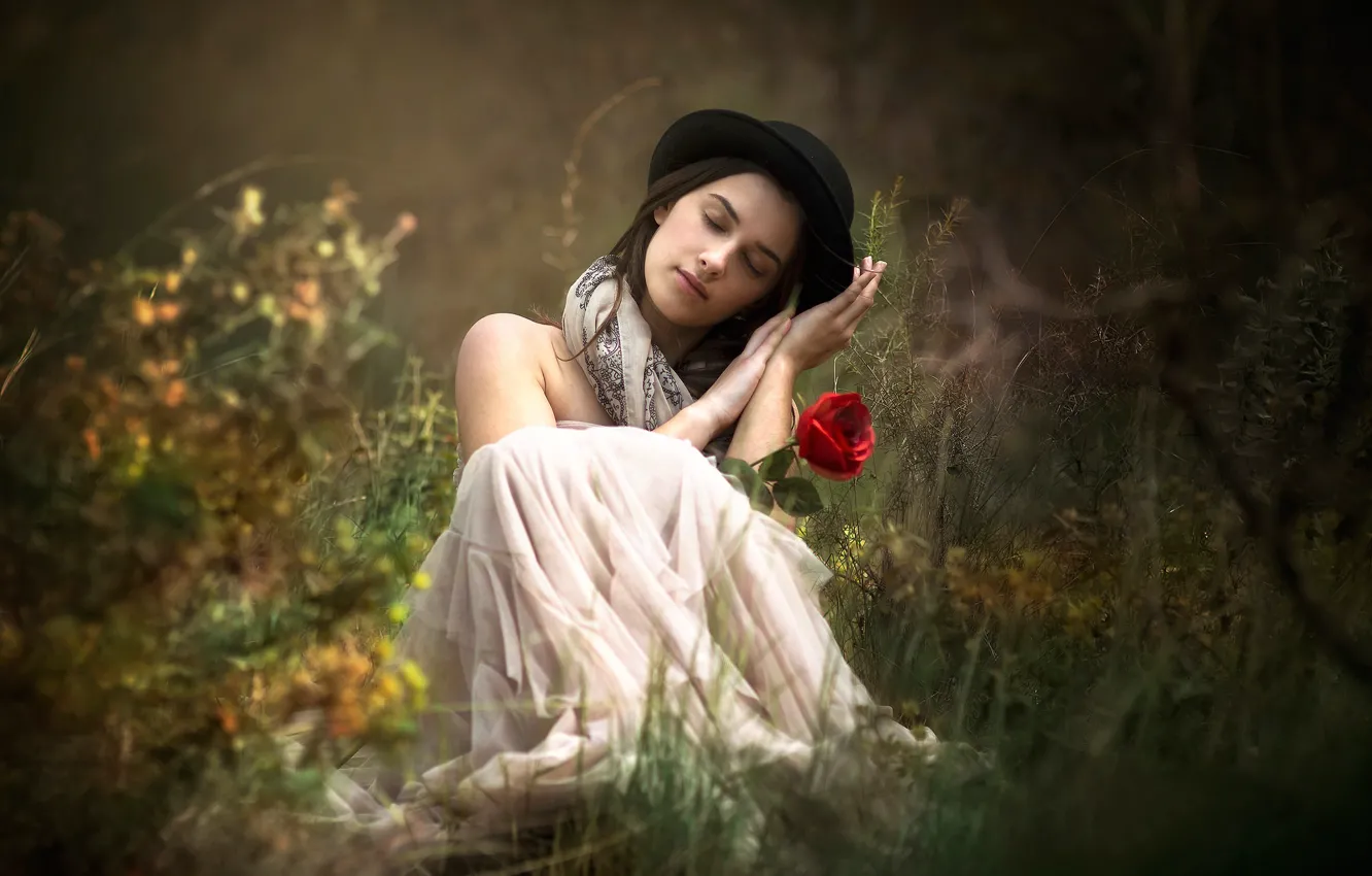 Фото обои цветок, трава, девушка, настроение, роза, шляпа, котелок