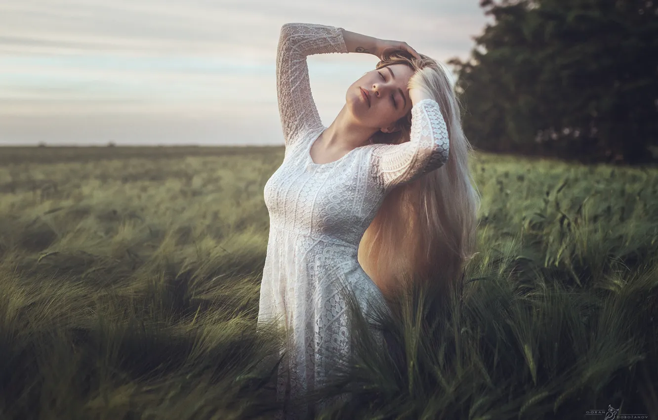 Фото обои поле, девушка, природа, поза, платье, блондинка, травы, Goran Dobožanov