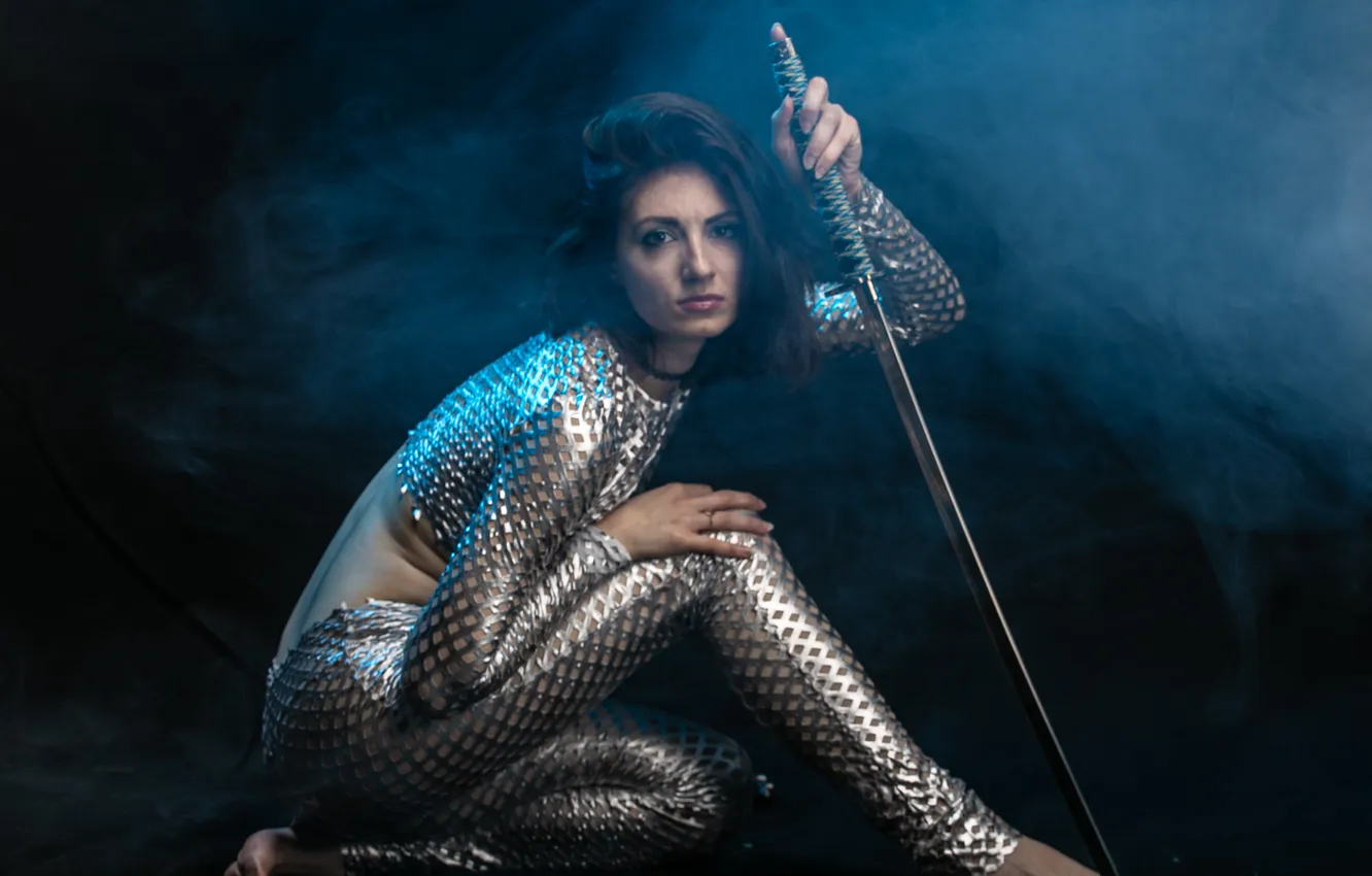 Фото обои поза, модель, меч, дымка, красотка, model, beauty, pose