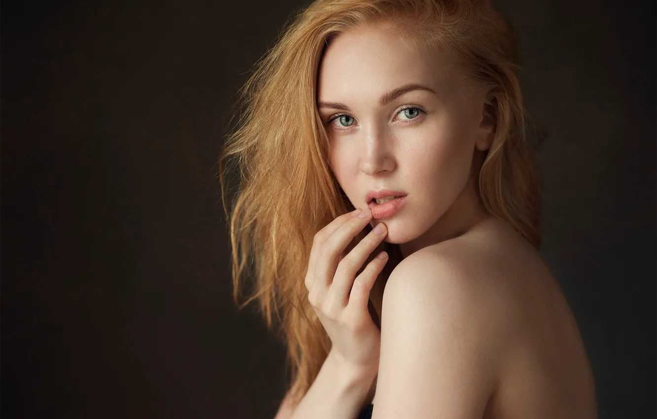 Фото обои портрет, Катя, прелесть, плечи, пальчик