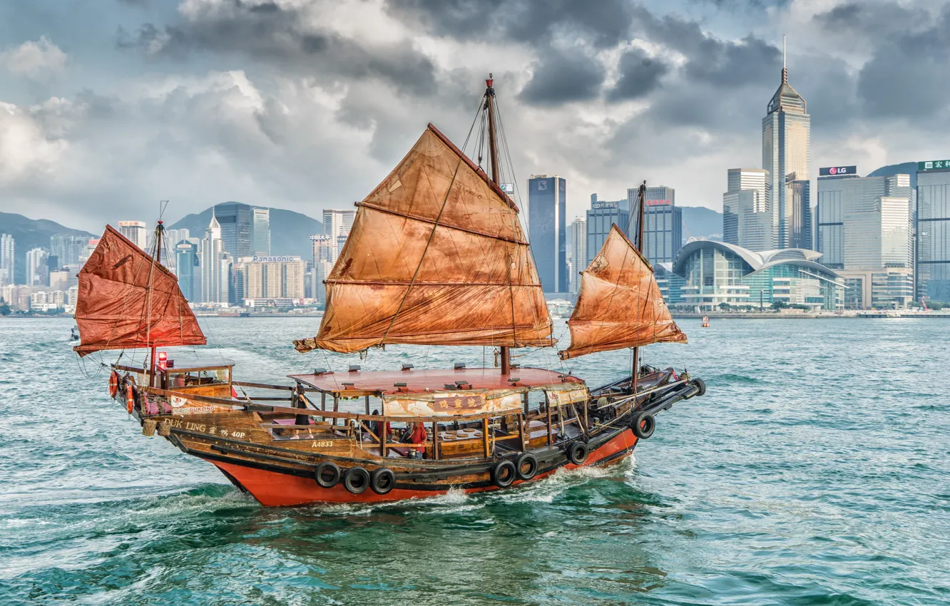 Фото обои здания, дома, бухта, Гонконг, гавань, Hong Kong, джонка, Бухта Виктория