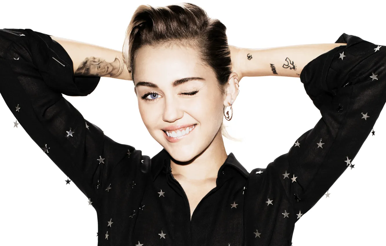 Фото обои макияж, актриса, тату, прическа, наряд, белый фон, певица, Miley Cyrus