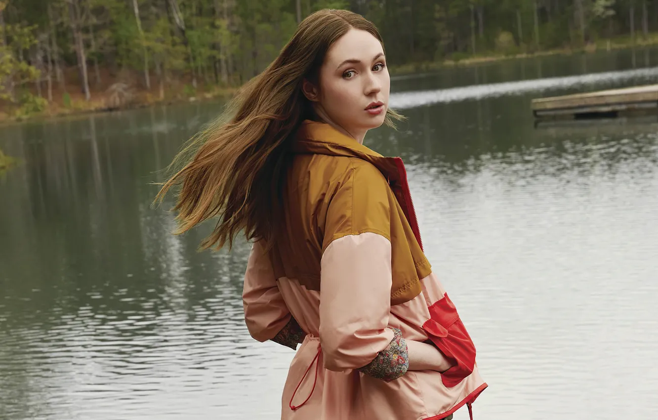 Фото обои взгляд, природа, поза, озеро, волосы, актриса, куртка, рыжая