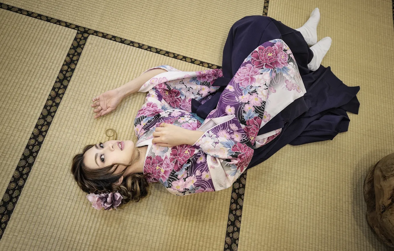 Фото обои взгляд, девушка, пол, лежит, кимоно, азиатка