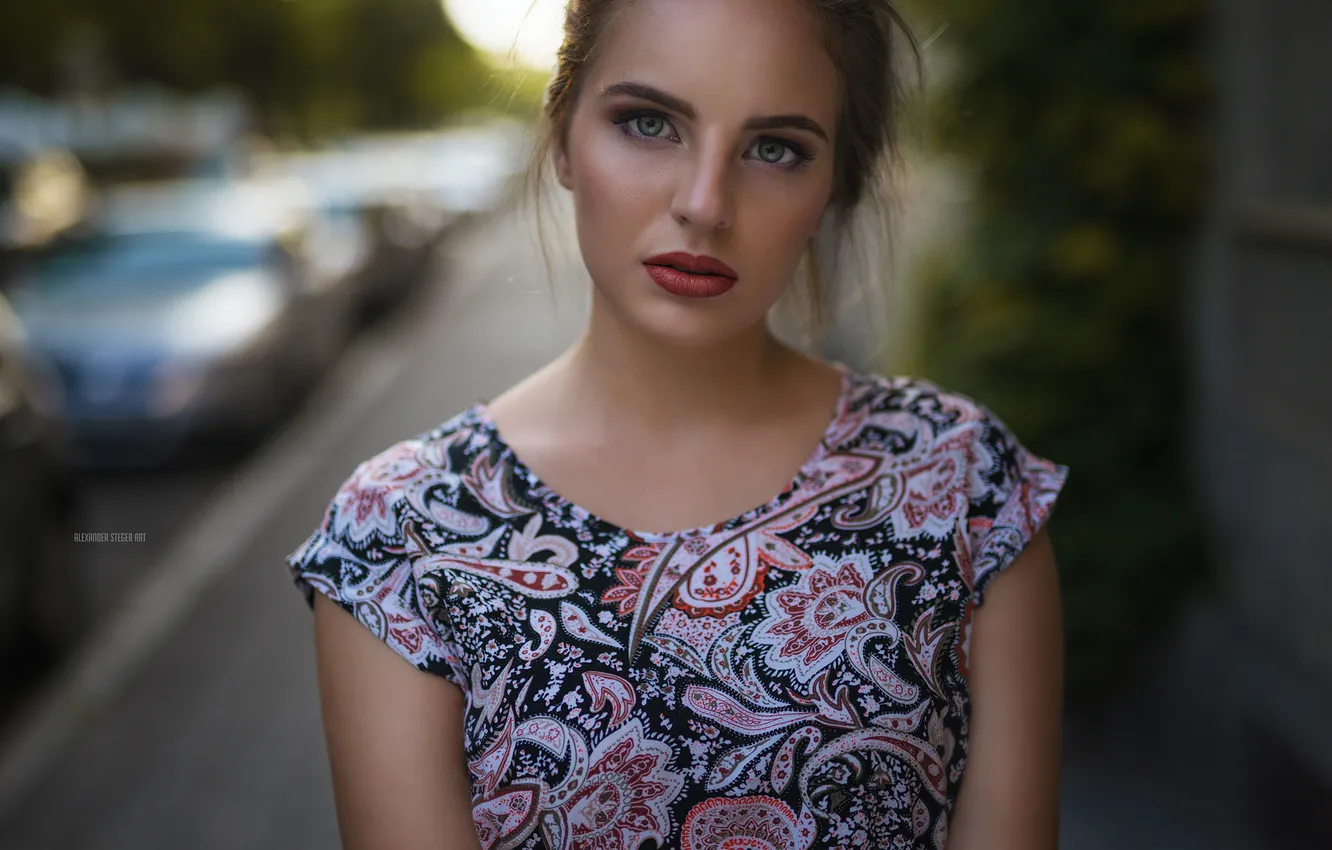 Фото обои дорога, взгляд, машины, поза, модель, портрет, макияж, платье