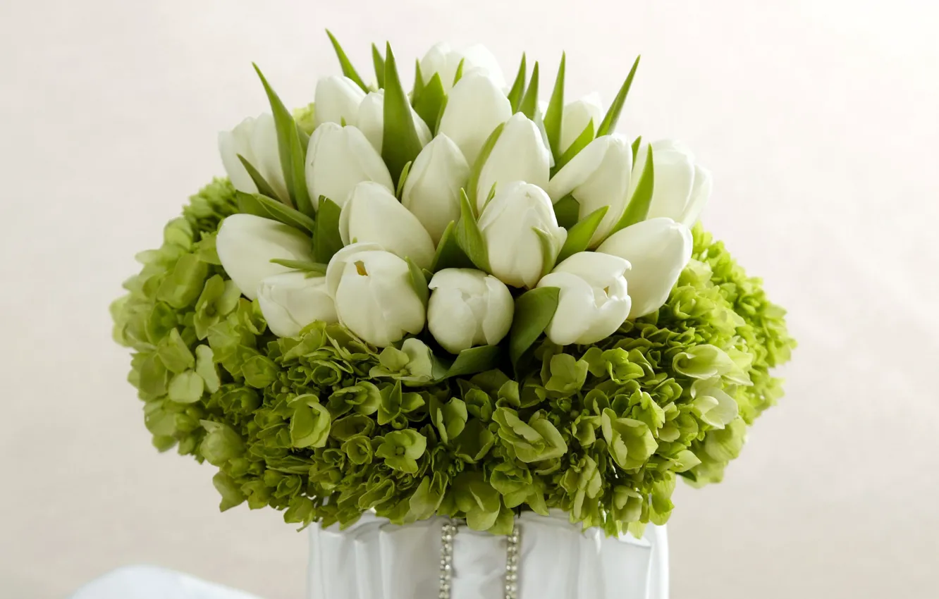 Фото обои зелень, букет, тюльпаны