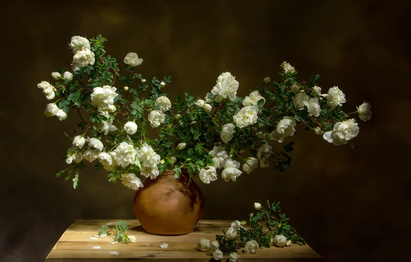 Фото обои ветки, доски, шиповник, ваза, цветки, Татьяна Феденкова