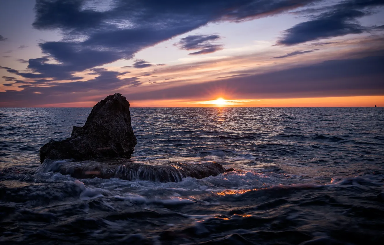 Фото обои камни, лучи, рассвет, море, солнце, небо, горизонт, облака