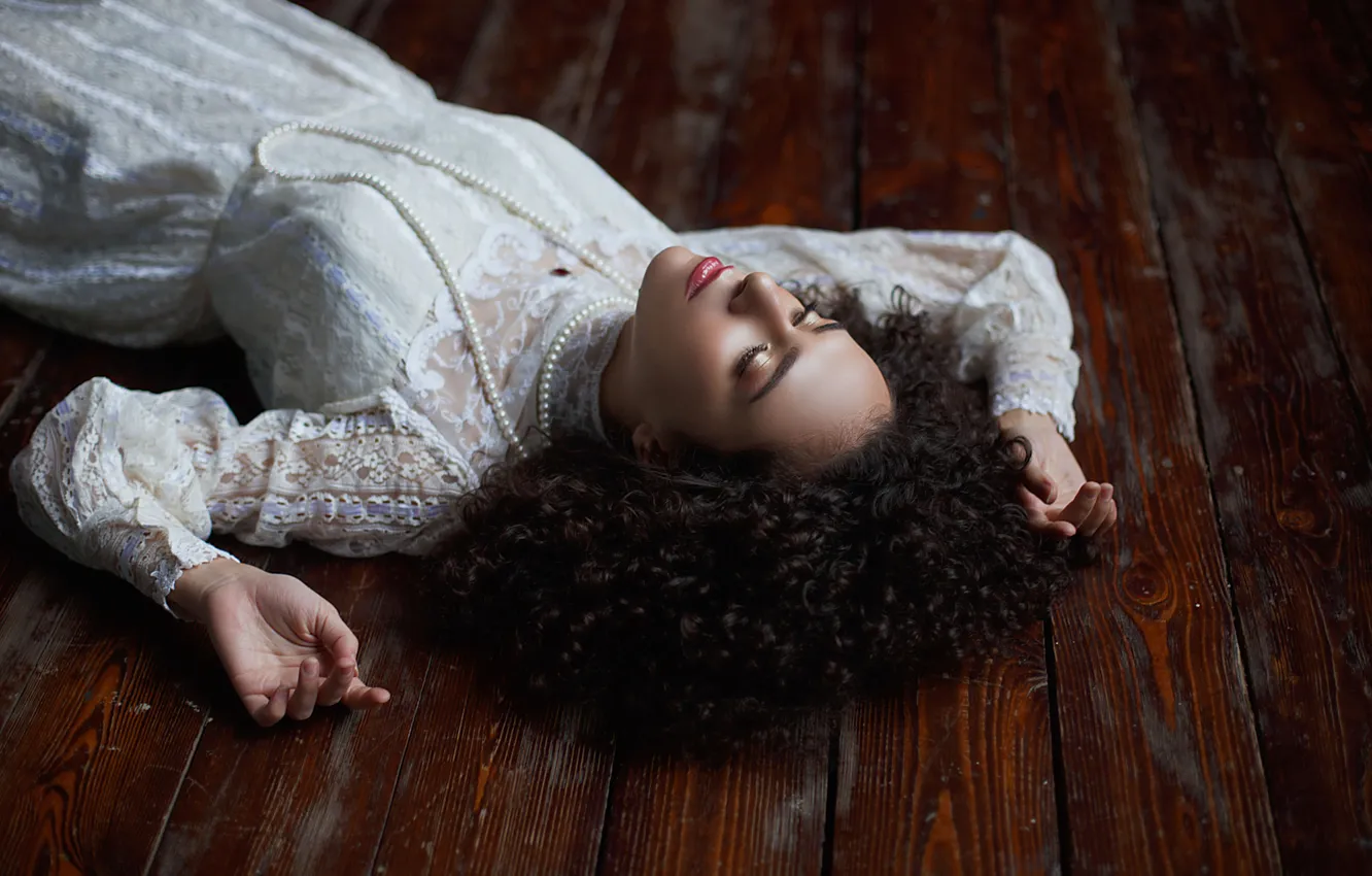 Фото обои девушка, поза, стиль, ретро, доски, руки, макияж, брюнетка